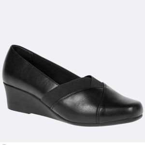 Melna Front Gore Wedge Pump